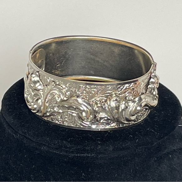 Vintage Silver Tone Floral/Vine Hinged Bangle Bracelet - Picture 1 of 8